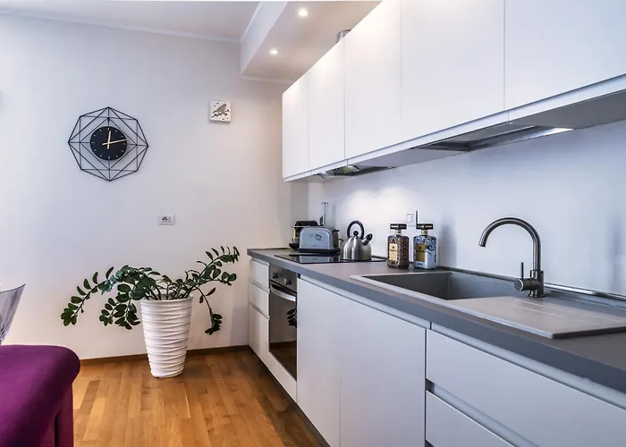 5 Min Walk From Subway Elegant & Modern